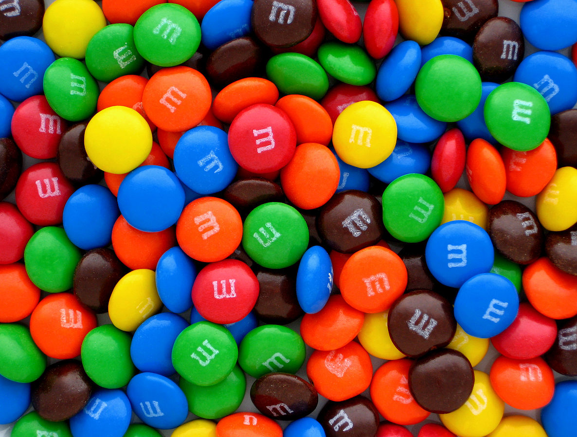 1186px-Plain-M&Ms-Pile