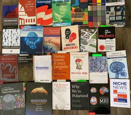 Tip til at spare penge på bøger: Køb dem brugt online eller lån dem på biblioteket.